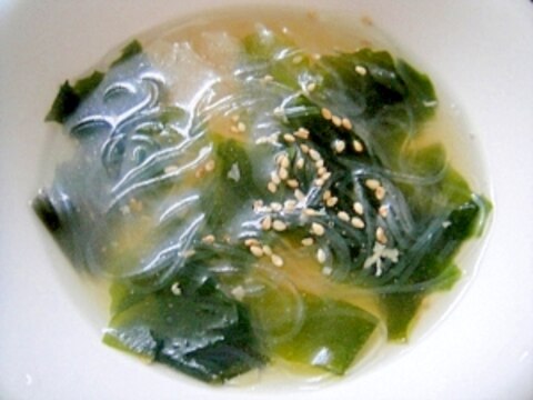 鶏のゆで汁で中華風ワカメスープ
